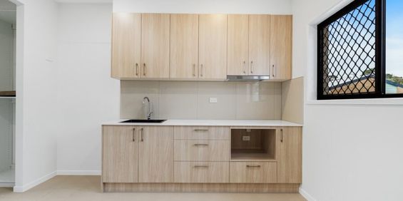 Lovely low-set unit, one bedroom with two living spaces - Photo 3