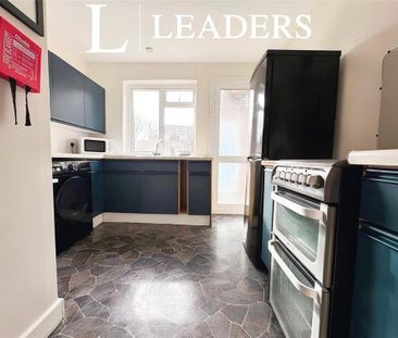 4 bedroom semi-detached house to rent - Photo 6