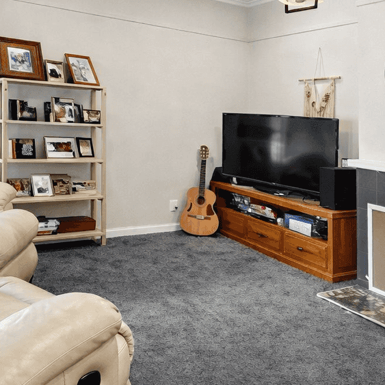 Spacious and versatile family home offering multiple living areas flow in a convenient Weymouth location! - Photo 1