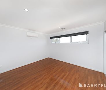 This impressive townhouse delivers a perfect combination of space, ... - Photo 5