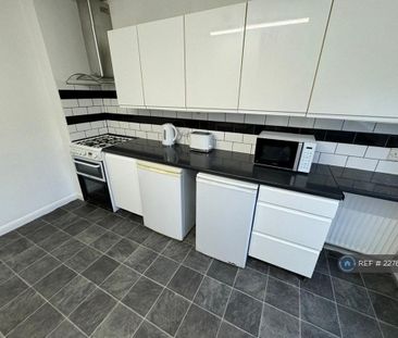 4 bedroom semi-detached house to rent - Photo 5