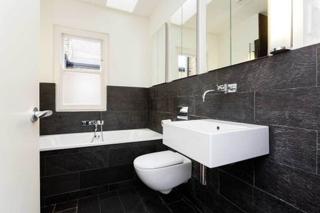 3 Bed Semi-Detached House, Cruikshank Street, WC1X - Photo 2