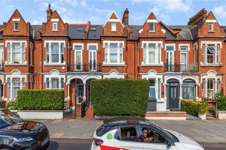 An immaculately presented five bedroom family home close to Wandsworth Common and excellent local amenities. - Photo 2