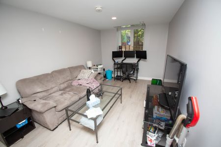 Cozy 1 Bedroom + Den Lower Unit in St. Catharines! - Photo 3