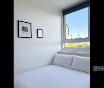 4 bedroom flat to rent - Photo 1