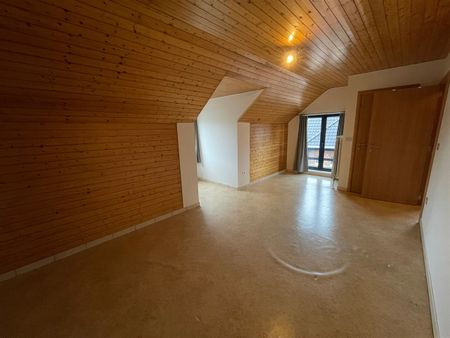 Gunstig gelegen 3 slaapkamer duplex appartement met garage. - Photo 4