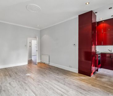 2 bedroom flat in London - Photo 3