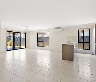 Minutes from the beach and airport in a lovely bush setting - Photo 2