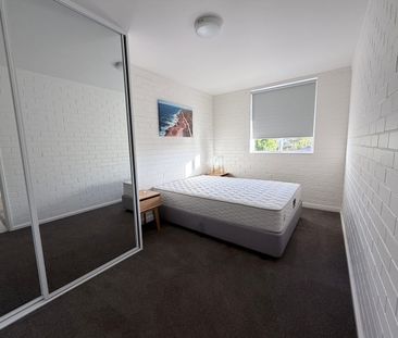 Furnished Modernised ONE Bedroom Apartments with 1 Car bay - Photo 3