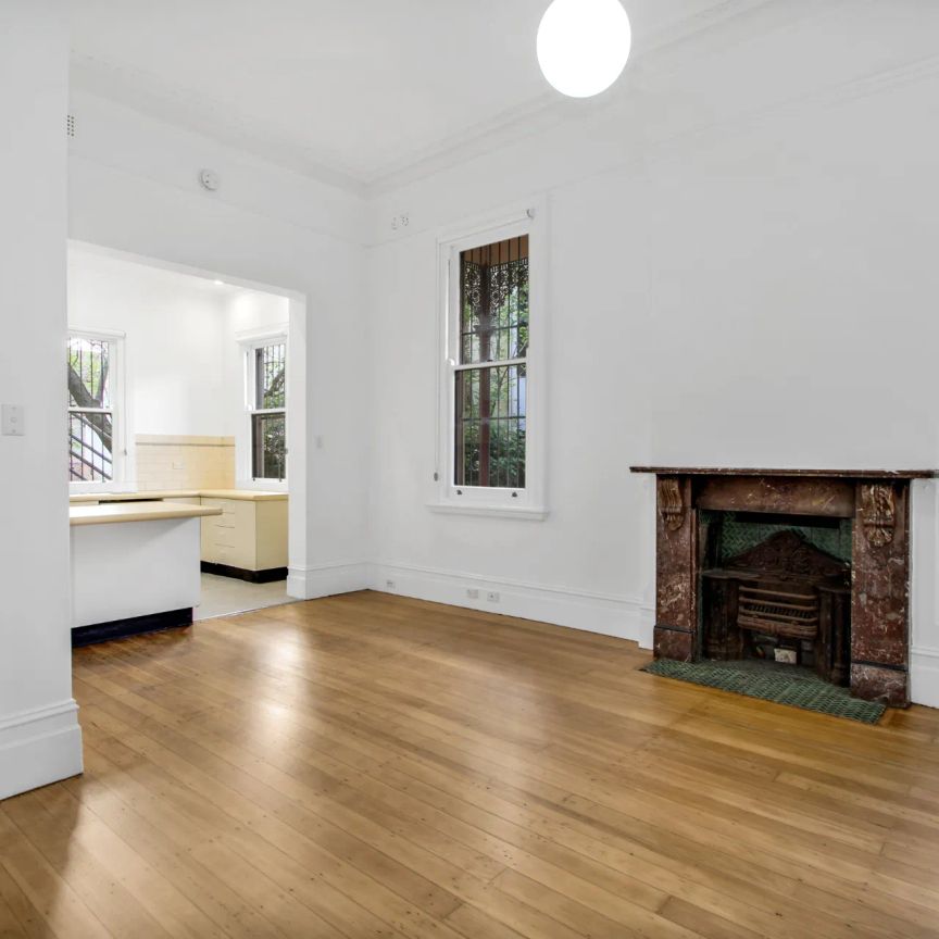 Oversized apartment with high ceilings and classic charm - Photo 1