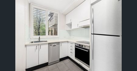 Renovated apartment in boutique block - Photo 3