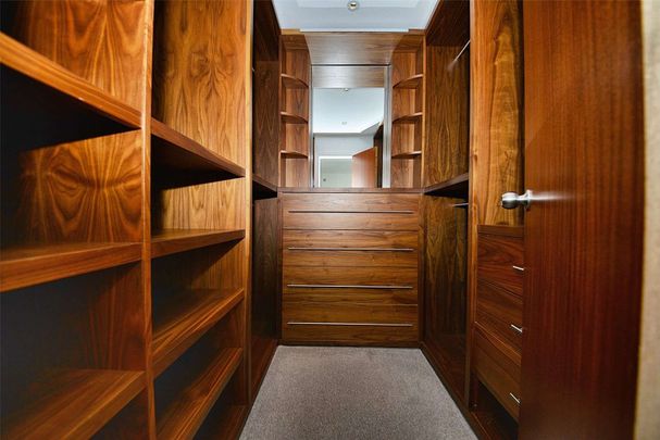 Luxury Penthouse Apartment in the City Lofts development including 2 allocated car parking spaces. - Photo 1