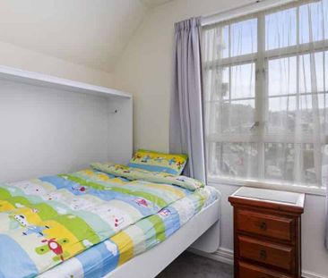 Modern City Townhouse + Garage – Close to Parliament & CBD - Photo 1