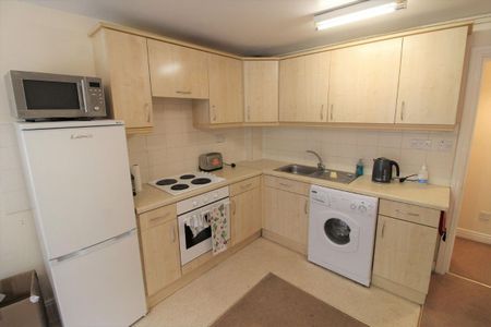 Flat 7, Longley Court, 16 Kings Mill Lane, Huddersfield, West Yorkshire, HD1 3AW - Photo 5