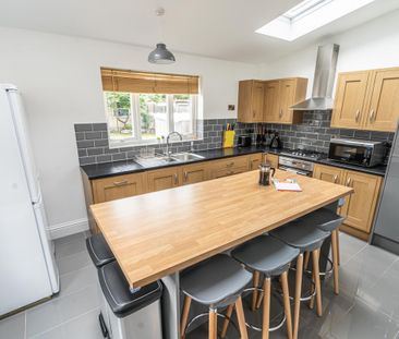 Spacious communal areas, with large drive and established garden - Photo 5