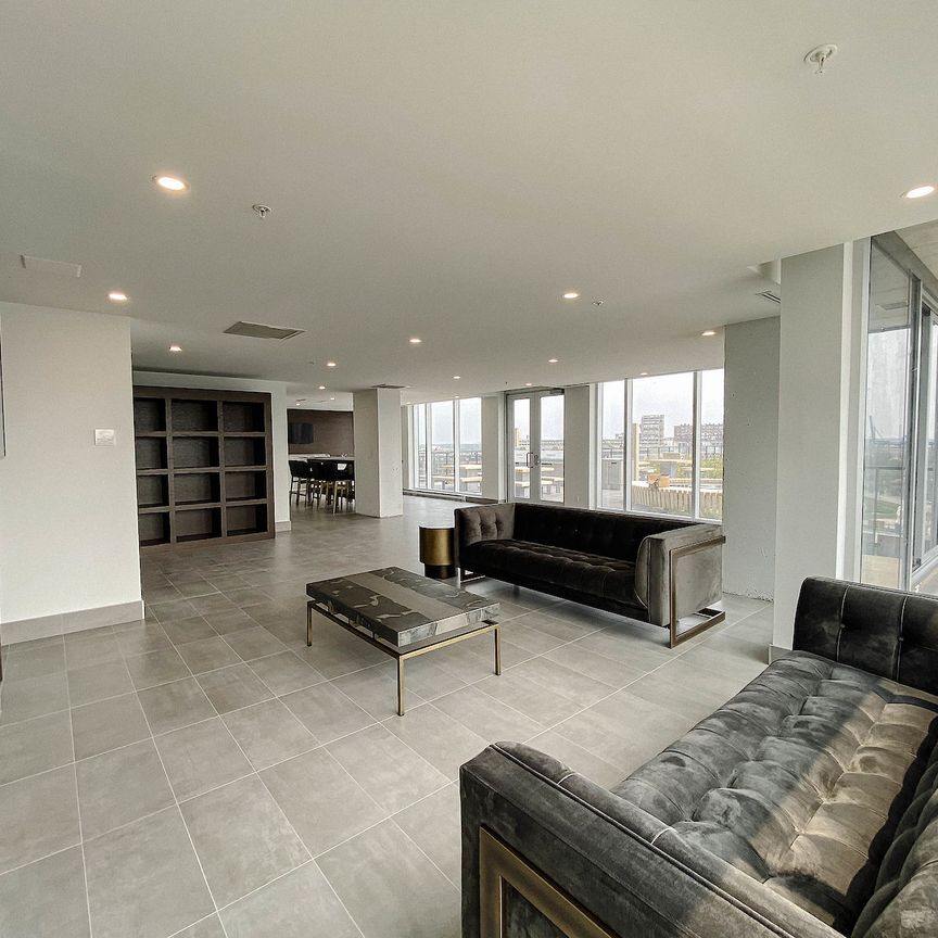 Luxurious high rise apartments located in the Old Port of Montreal - Photo 1