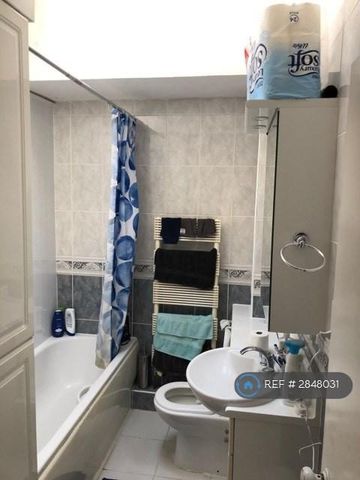 1 bedroom in a house share to rent - Photo 4