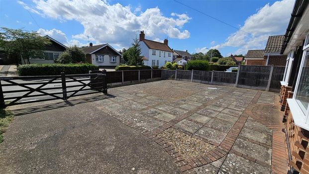 3 bedroom detached bungalow to rent - Photo 1