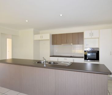 SPACIOUS MODERN FAMILY HOME - Photo 5