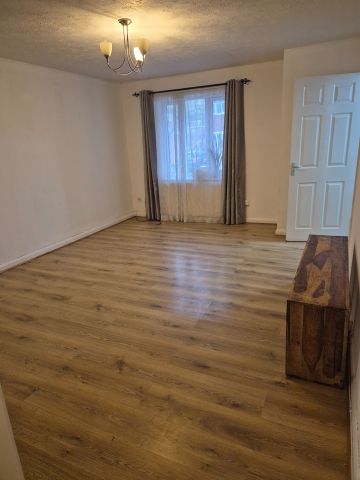 3 Bed Terraced House, Chevron Close, E16 - Photo 5