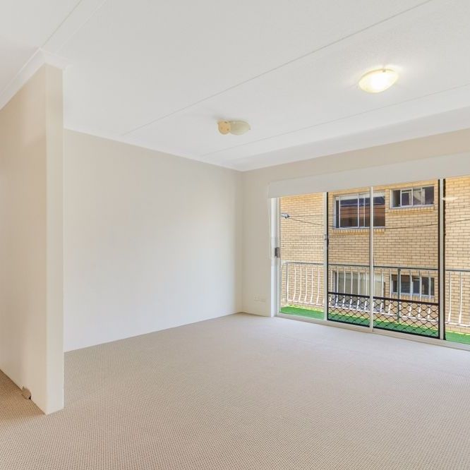 CENTRAL COOLANGATTA TWO BEDROOM UNIT - Photo 1