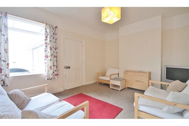 4 bedroom end of terrace house to rent - Photo 1