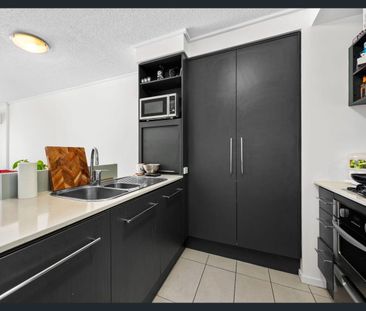 Spacious Two-Bedroom Apartment - Breaking Lease - Photo 5