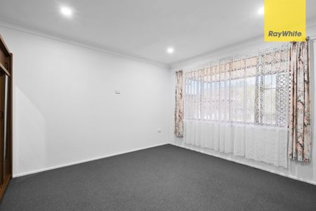 FAMILY HOME IN PRIME LOCATION! - Photo 2