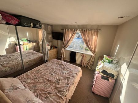 3 bed Semi-Detached - To Let - Photo 2