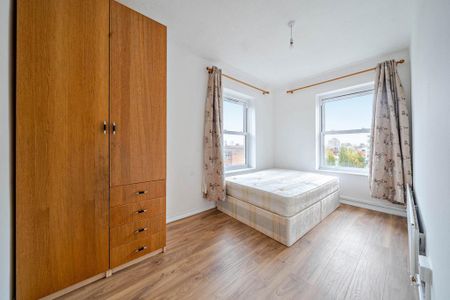 3 bedroom flat to rent - Photo 4