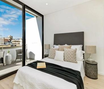 Ultra Convenient, Fully Furnished Executive Apartment - Photo 2