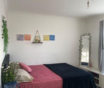 Studio flat with seperate kitchen - Ideal for working couple - Photo 6