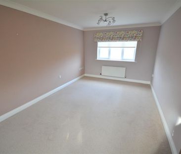 2 bedroom Flat To Let - Photo 3