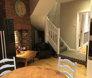 Modern Ensuite in Quiet Professional Home - Photo 2