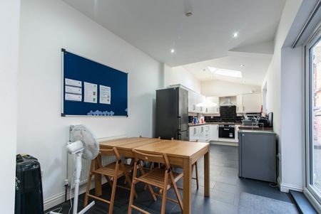 6 Bedroom Student Home! 162pppw 52 Weeks. All Bills included. No fees Room 3 - Photo 4