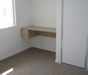 PET FRIENDLY! MODERN 3 BEDROOM TOWNHOUSE NEAR NORTH LAKES! - Photo 3