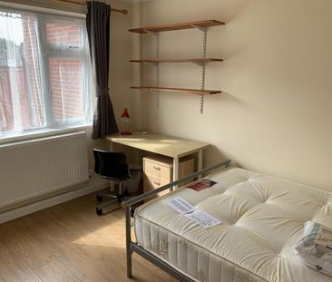 4 bedroom private hall to rent - Photo 4