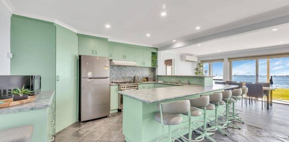 4 Bedroom Lakefront Home - Photo 2