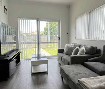 2 Bedrooms and 1 Bathroom!! Including water an... - Photo 3