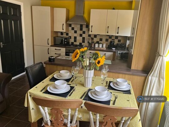 3 bedroom semi-detached house to rent - Photo 1