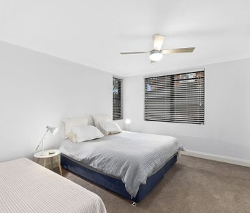 Oversized apartment with sweeping water views - Photo 4