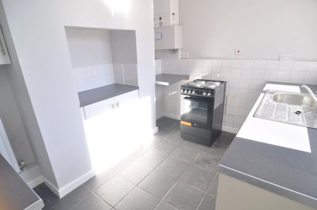 1 bed Flat - To Let - Photo 2