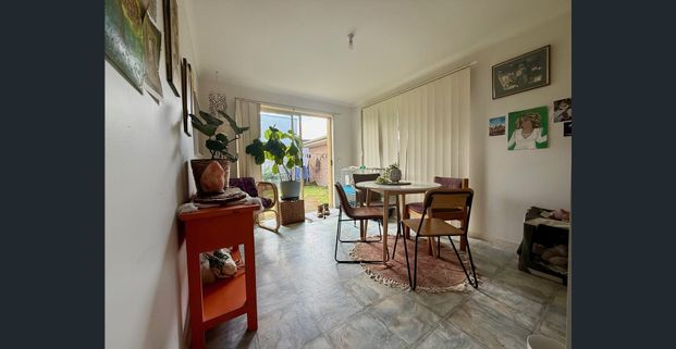 Inviting two-bedroom unit located in the heart of town! - Photo 1