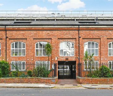 A bright and beautifully presented three bedroom, three bathroom apartment with a south facing terrace. - Photo 1