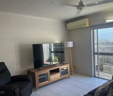 Perfection on Paxton! Fully Furnished & Quiet Location! - Photo 2