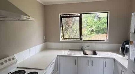 Sunny 3-Bedroom Home with Great Outdoor Living - Photo 3