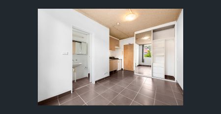 Conveniently located studio apartment - Photo 2