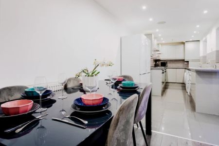 5 Beds 2 Baths - Photo 2