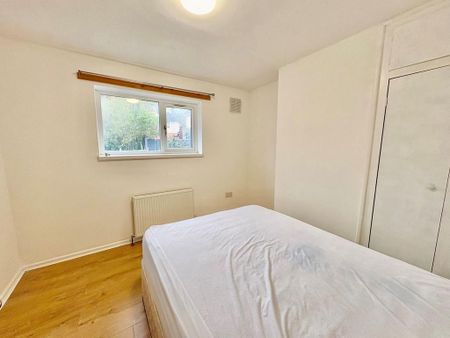 4 bedroom semi-detached house to rent - Photo 3