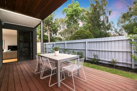 The perfect combination of luxury and lifestyle in an exclusive park-side position - 3 Bed PLUS Study! - Photo 5